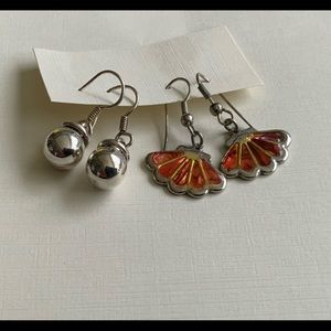 2 pairs of Earrings
